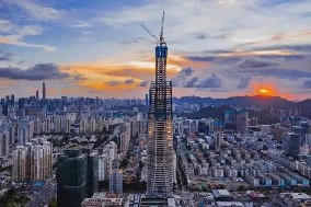 旭東圍擋廠家祝賀，深圳又一高樓388米 順利封頂 ！